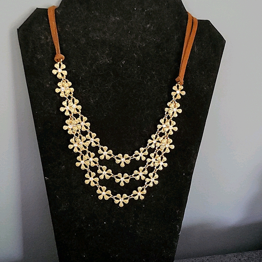 Floral design necklace